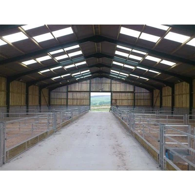 Ovčja staja s kovinskim okvirjem